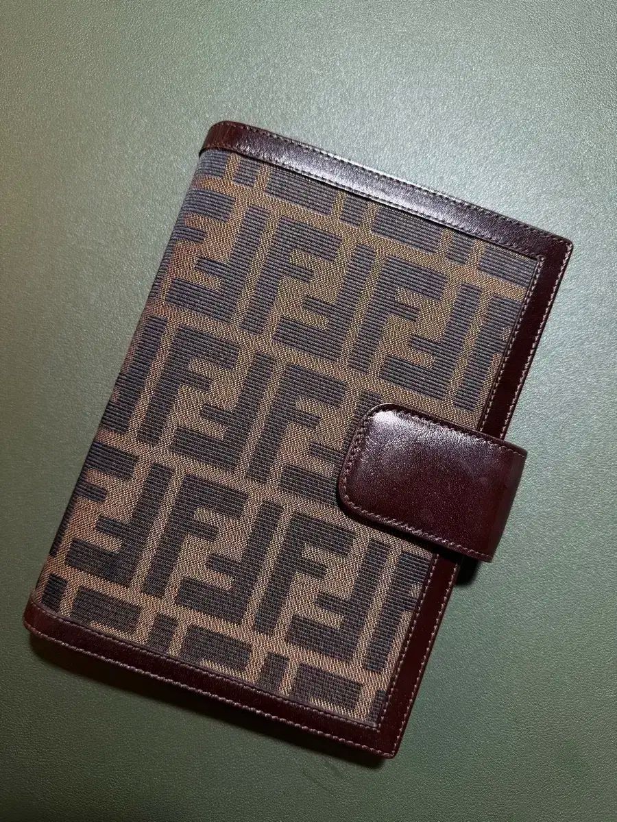 Fendi フェンディ 6 空虚さ ダイアリー