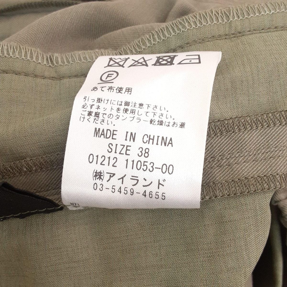 - カーキ