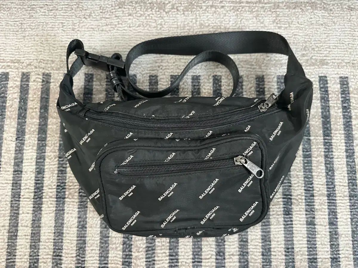 BALENCIAGA バレンシアガ ブラック ロゴ ベルトバッグ