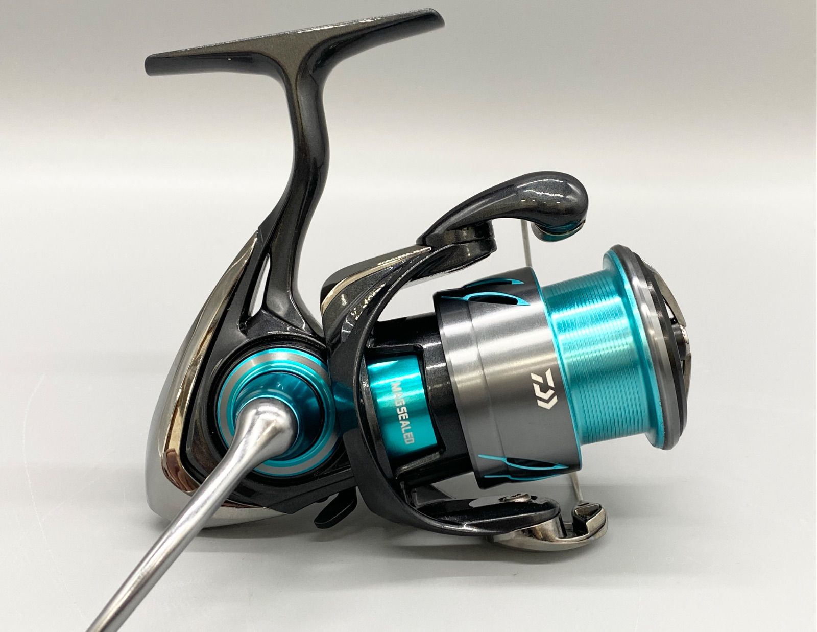 【新品未使用】ダイワ　エギングリール24エメラルダスXLT2500-DH ダイワ エメラルダス X LT2500 24年モデル スピニングリール