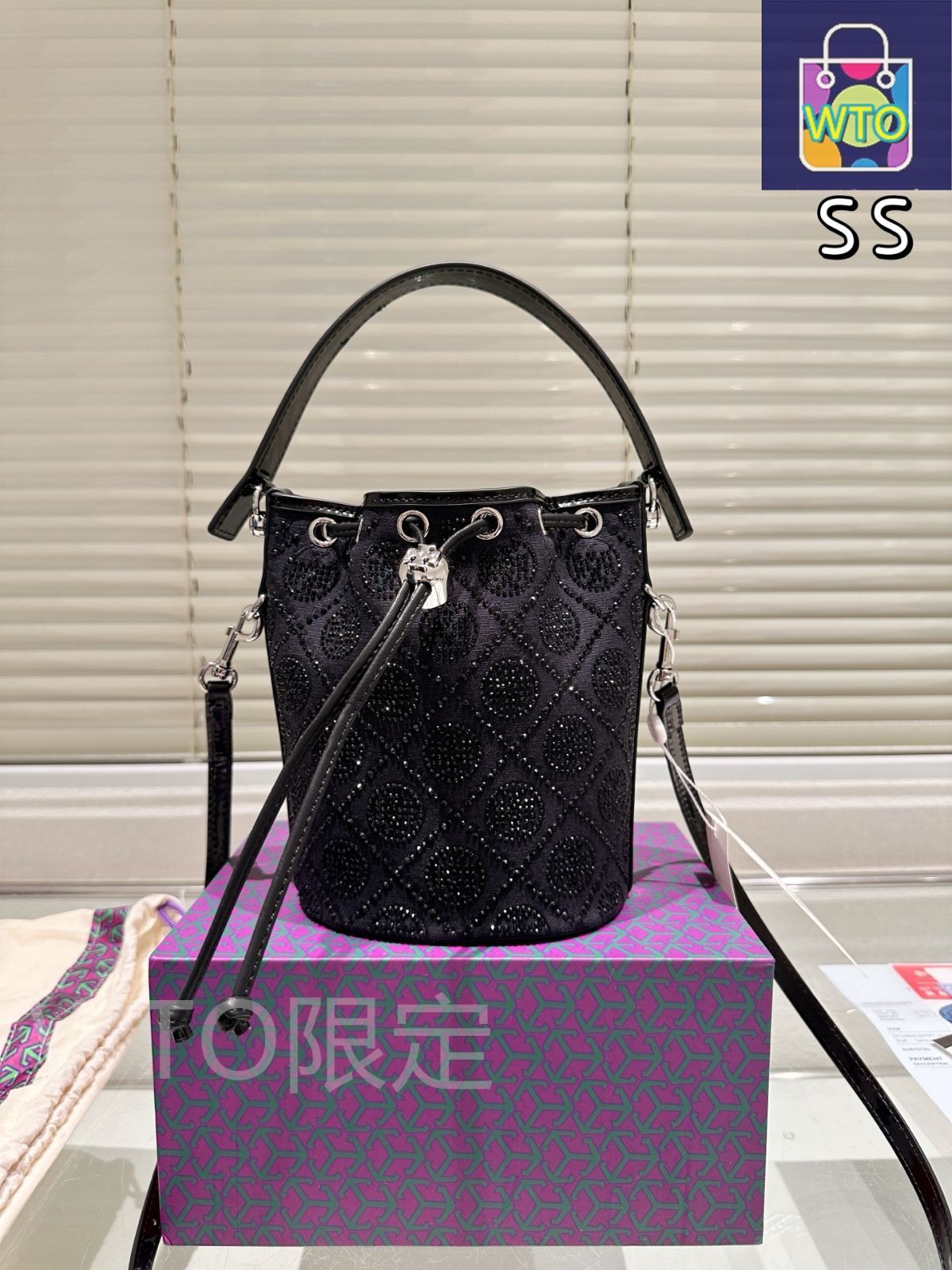 今日特価】Tory Burch TB Rhinestone Drawstring Bucket Bag