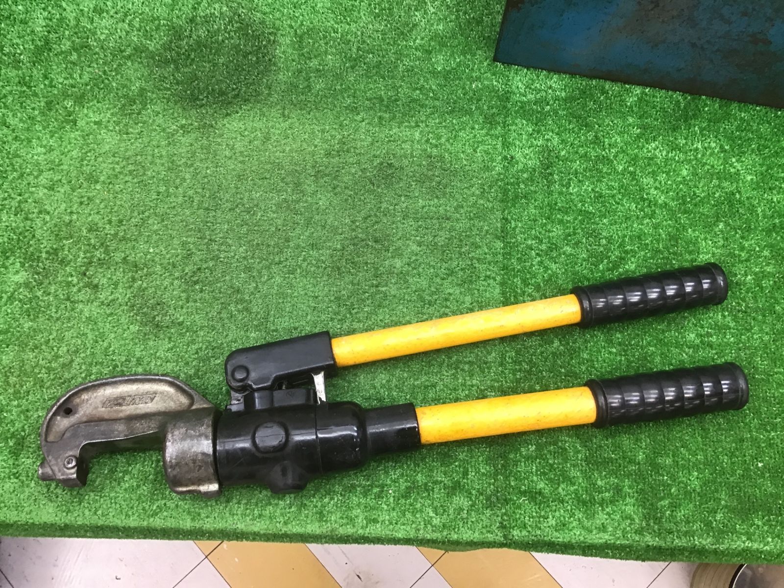 圧着未 品 泉精器 マクセルイズミ 銅 アルミ直線スリーブ用 手動油圧式工具 EP-300N アクトツール富山店 N