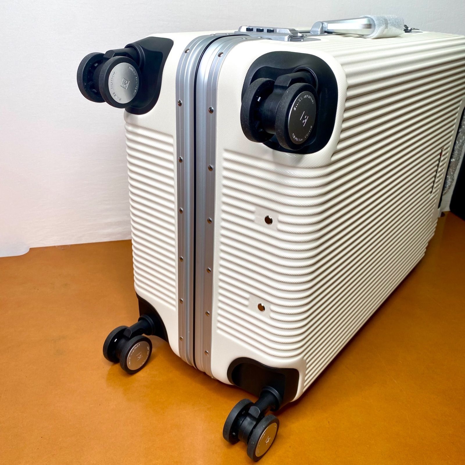 新品未使用 スイスミリタリー スーツケース プレミアム Cタイプ 24