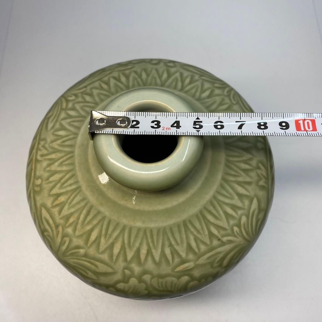 全品大幅値下げ！ 中国名工 謝勝旺 青磁 唐草文 花瓶 トヒオ 高さ16㎝ 東な6-0608 【２０１４最新作】