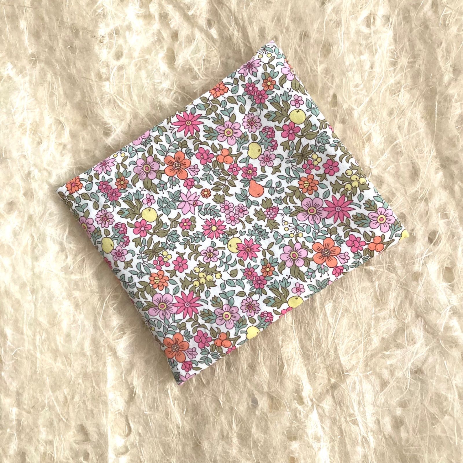 リバティ生地使用 ハンカチみたいなサニタリーケース フルーツ・ポンチ  