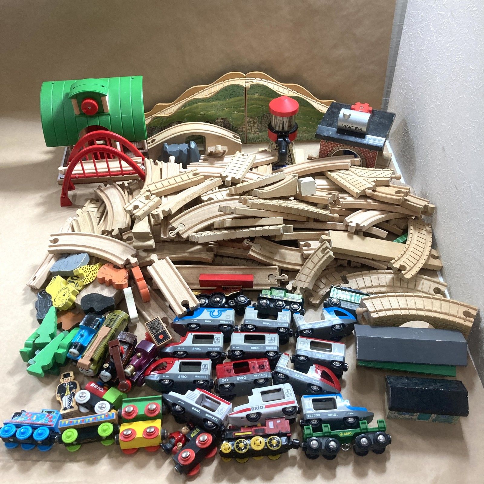 木製レール まとめ商品 きかんしゃトーマス BRIO含む 大量 約9㎏ トーマス列車 貨車7台含む 給水塔 洗車場 駅 陸橋 線路 など 9.25kg