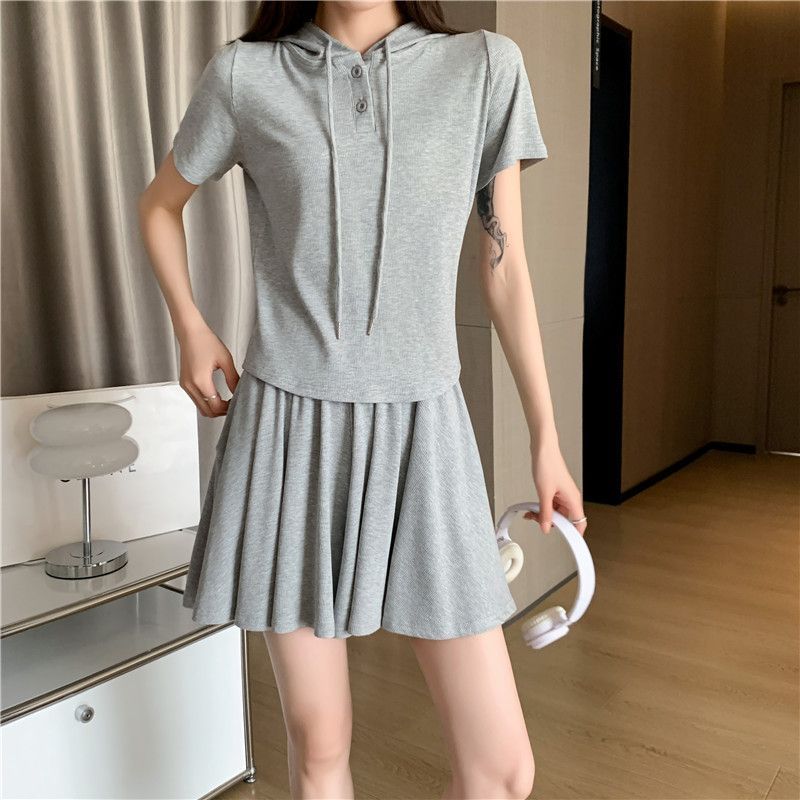 和柄:超ミニスカート・パーカー・Tシャツ(靴下のおまけ付き))