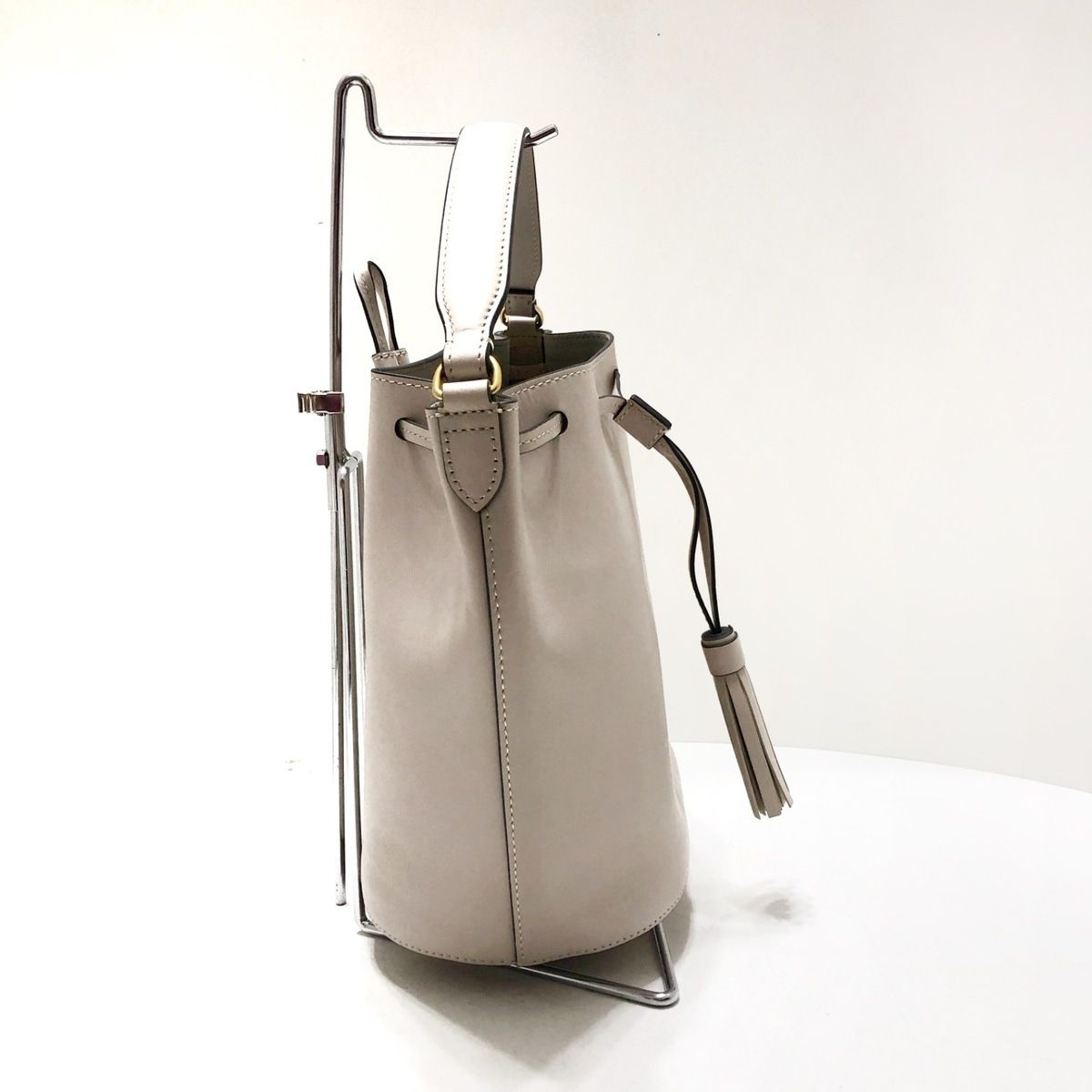 Anya Hindmarch(アニヤハインドマーチ) ハンドバッグ美品 ヴォーン ベージュ 巾着型/タッセル - メルカリ