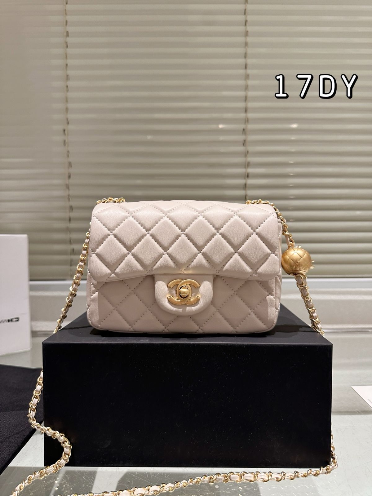 CHANEL 2025年新作 ゴールドボール スクエアミニバッグ
