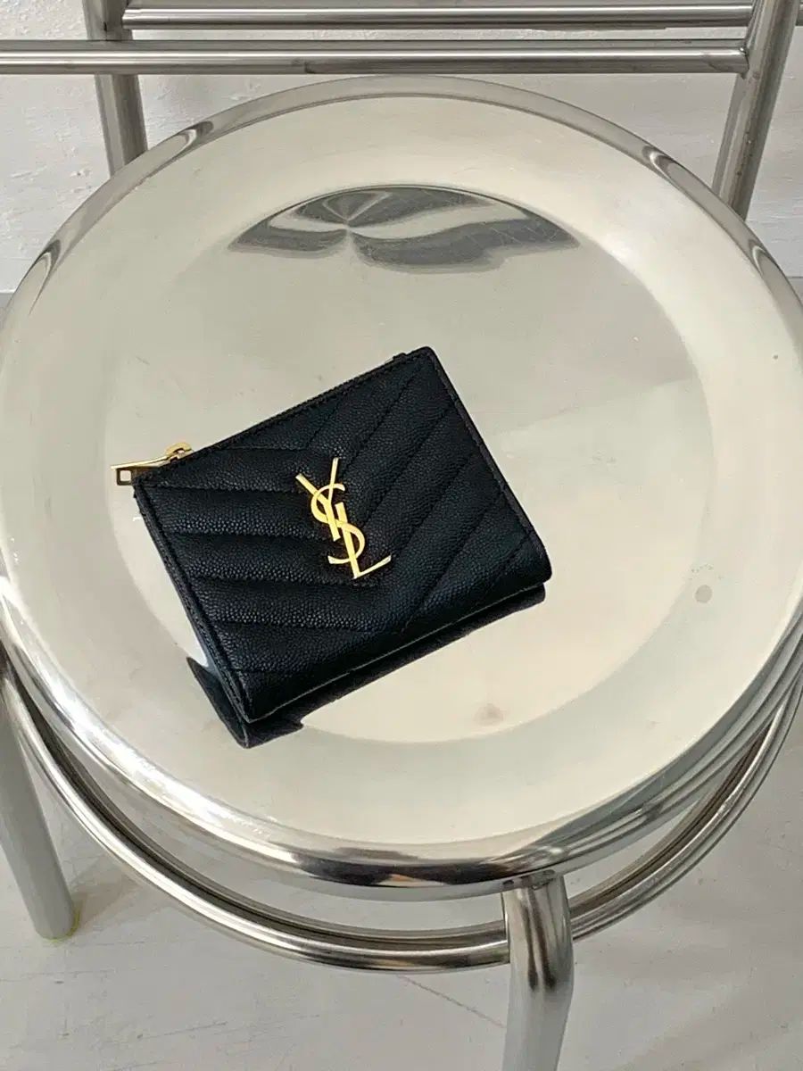 Saint Laurent サンローラン マテラッセ エンボ 金具 二つ折り財布