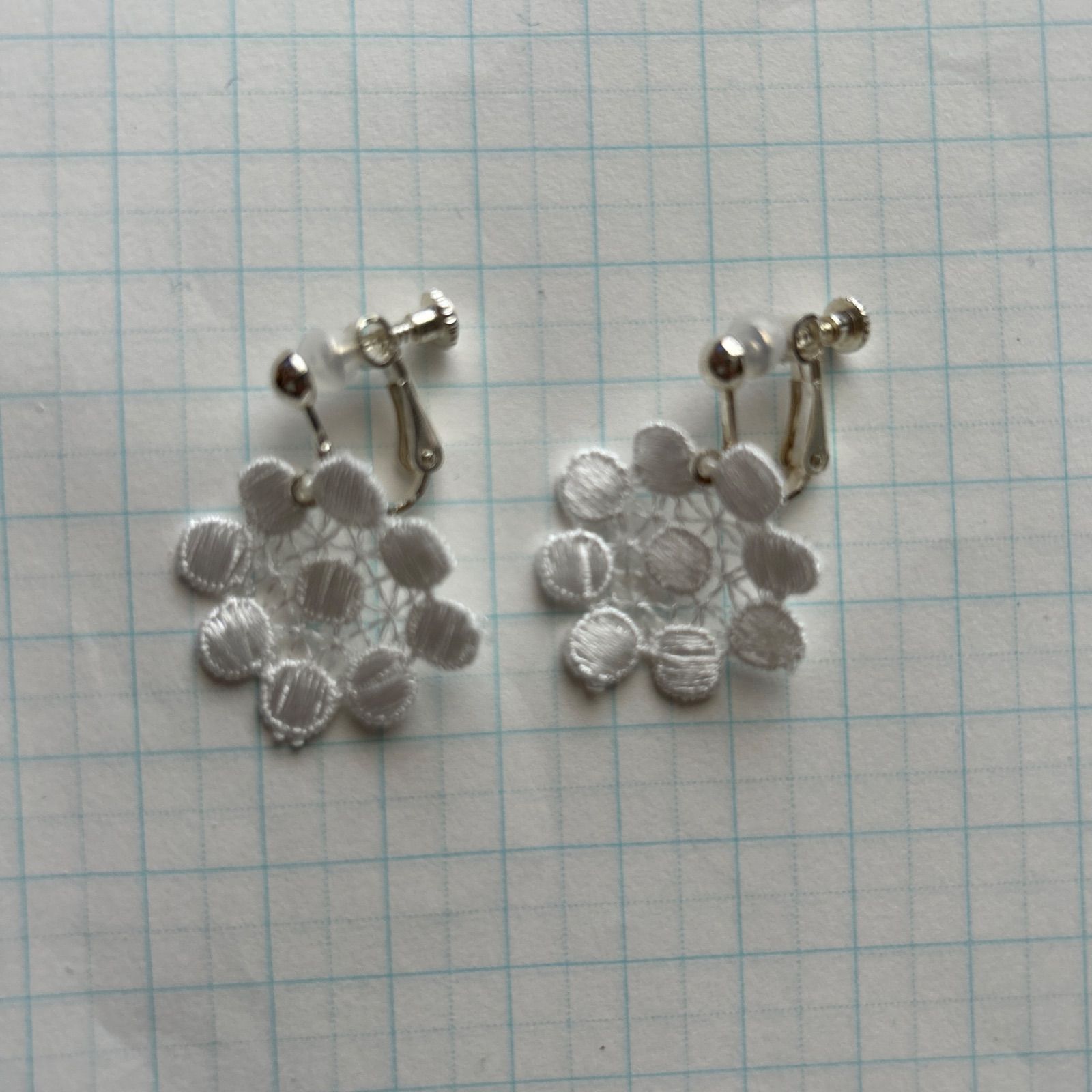 359.レース刺繍フラワー イヤリング又はピアス - メルカリ