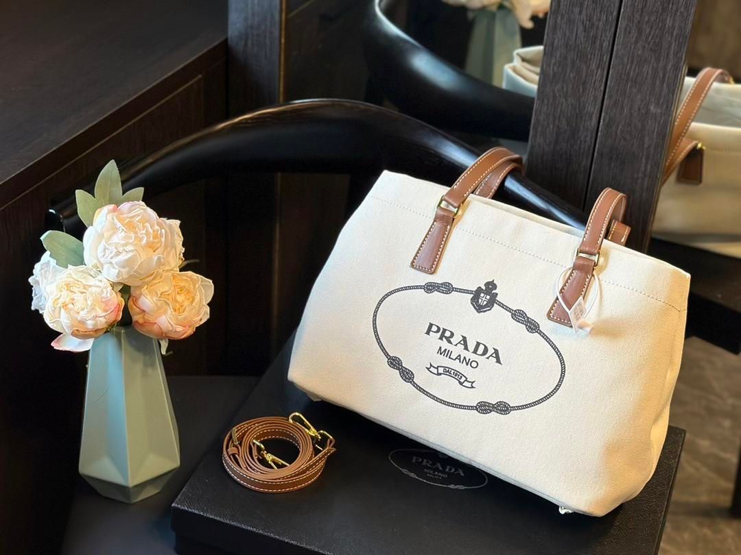 PRADAプラダの通勤必須のキャンバスショルダーバッグ