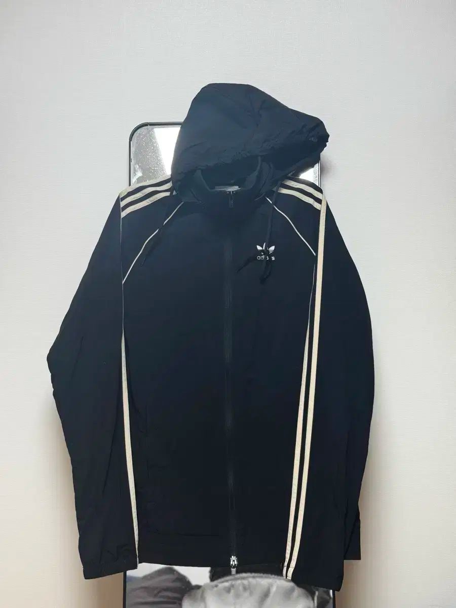 新品続々入荷中！ adidas アディダス ウィンドブレーカー