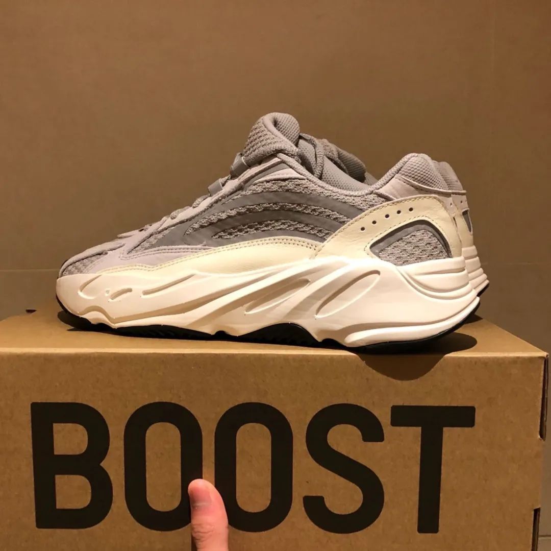 未使用品　adidas yeezy boost 700 v2 tephra