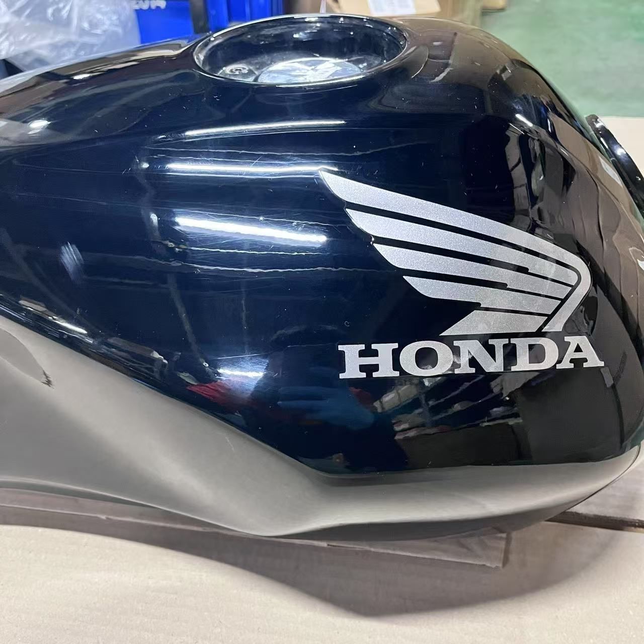 ☆中古・3営業日以内発送☆CB400SF-NC42ガソリンタンク 傷凹みあり 