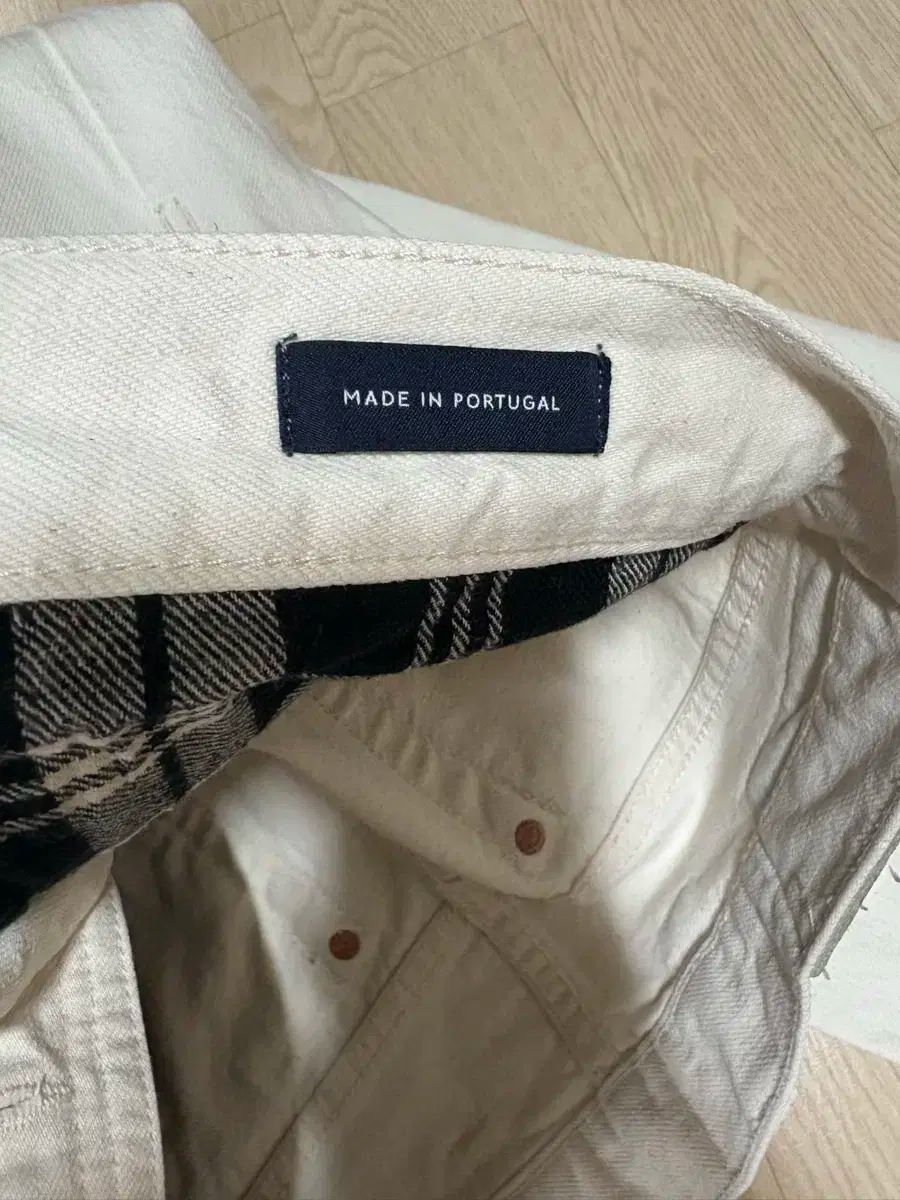 エクリュジーン