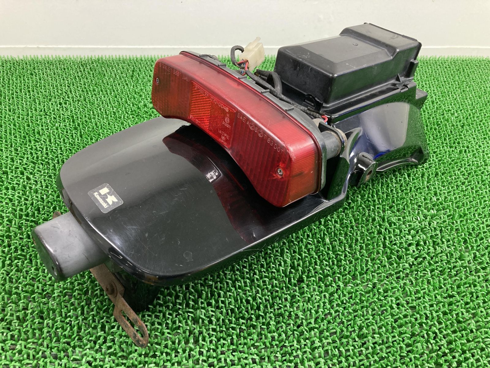 エリミネーター400 リアフェンダー 黒 35023-1163 カワサキ 純正 中古 ZL400A テールランプ ツールボックス 割れ欠け無し 品薄