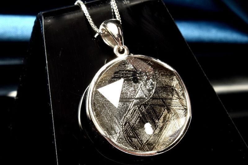 スウェーデン産シルバー925 ギベオン メテオライト隕石 18mm シルバー ブラックコーティング 陰陽太 図 ペンダントトップ 1個売り パワーストーン 天然石 _PRG2358-4