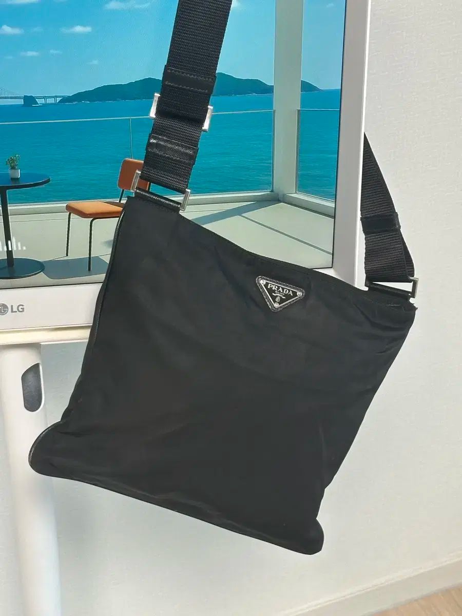 PRADA ショルダーバッグ ナイロン 三角ロゴプレート ブラック 定番