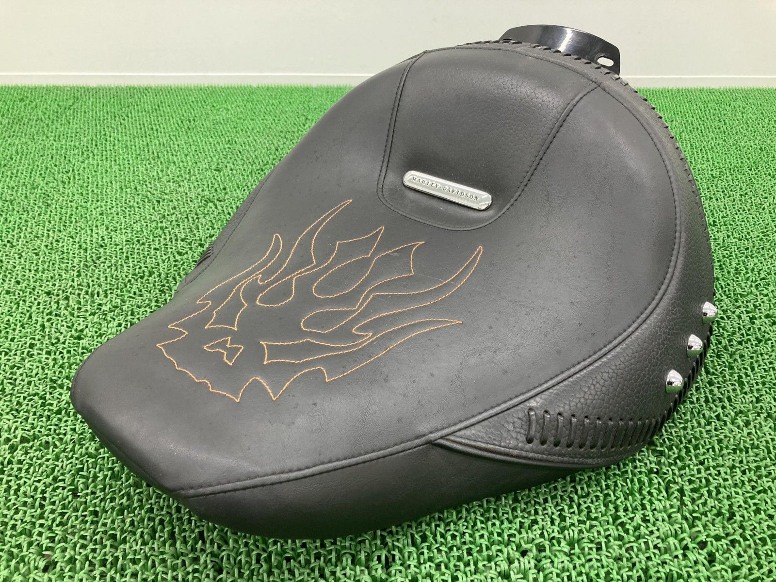 FLSTF1580 フロントシート 52515-07A ハーレー 純正 ソフテイル ファットボーイ スティッチ入りメインシート 修復素材に 【中古】 13 FLSTF1580 フロントシート 52515-07A ハーレー 純正 バイク 部品