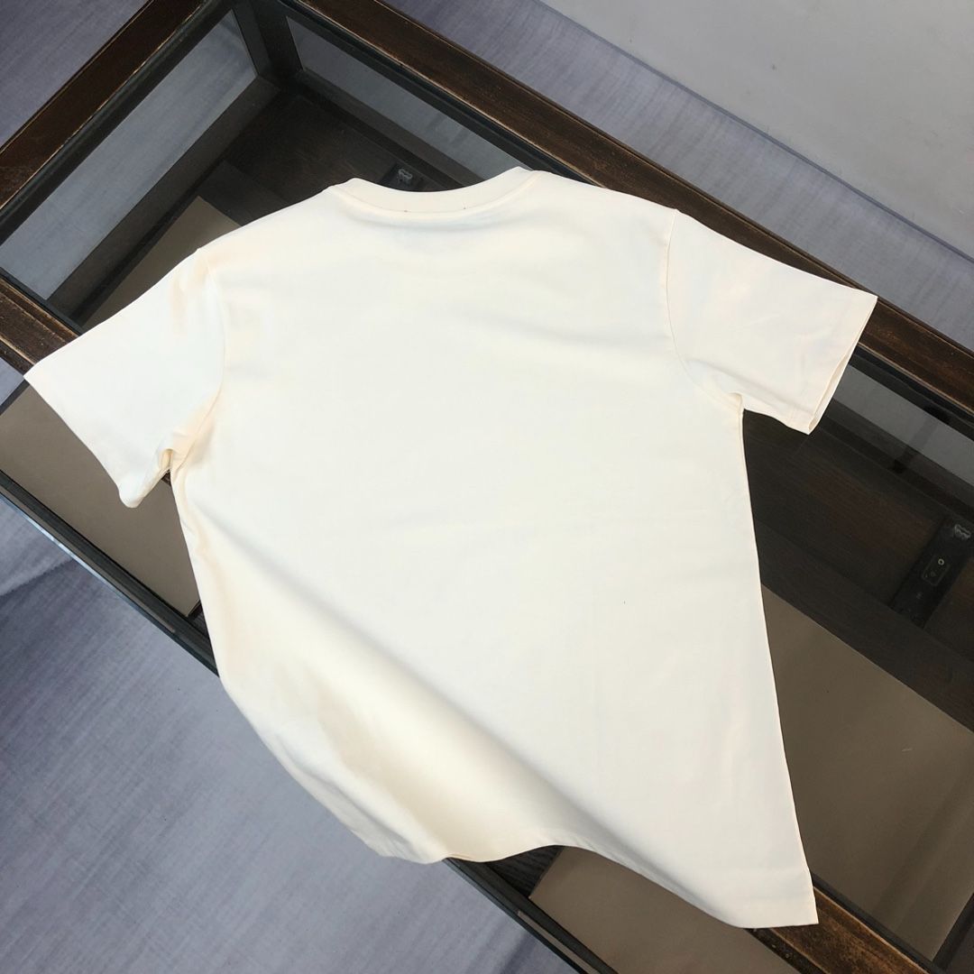 ニューシーズン グッチ ロゴ プリント クルーネック T シャツ 本日限定特価】GUCCI クルーネックTシャツ - 高品質コットンで