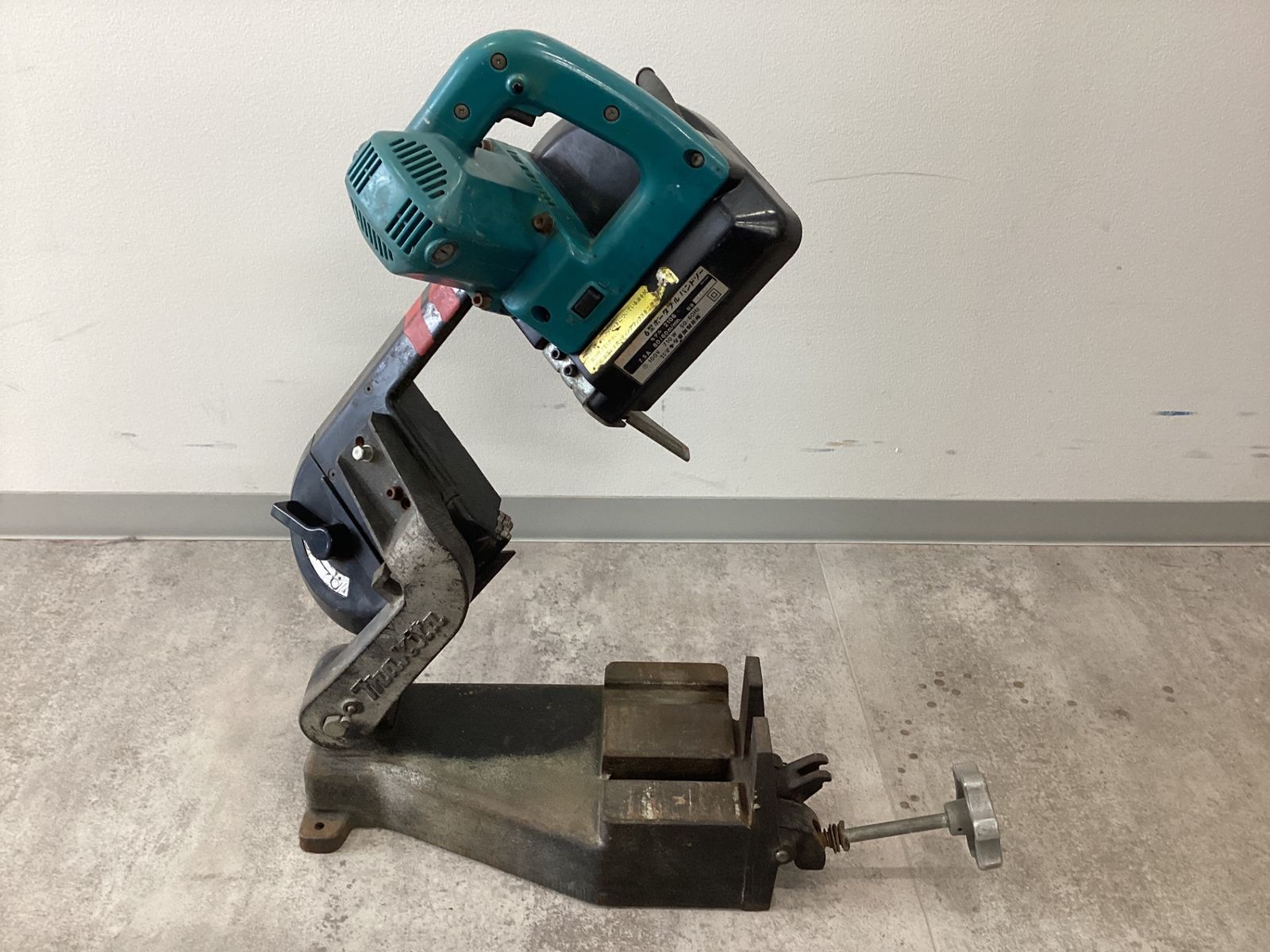 makita マキタ 2106 6型ポータブルバンドソー　本体のみ　丸材115mm,角材115mm　中古品 makita マキタ 2106 6型ポータブルバンドソー 本体のみ 丸材115mm,角材