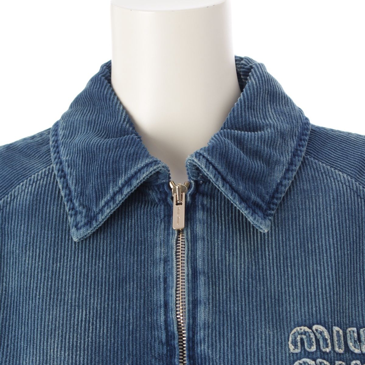 雑誌掲載【ミュウミュウ】シャンブレー ブルゾン ジャケット ミュウミュウ 25SS コットン ロゴ ウォッシュド フロック加工