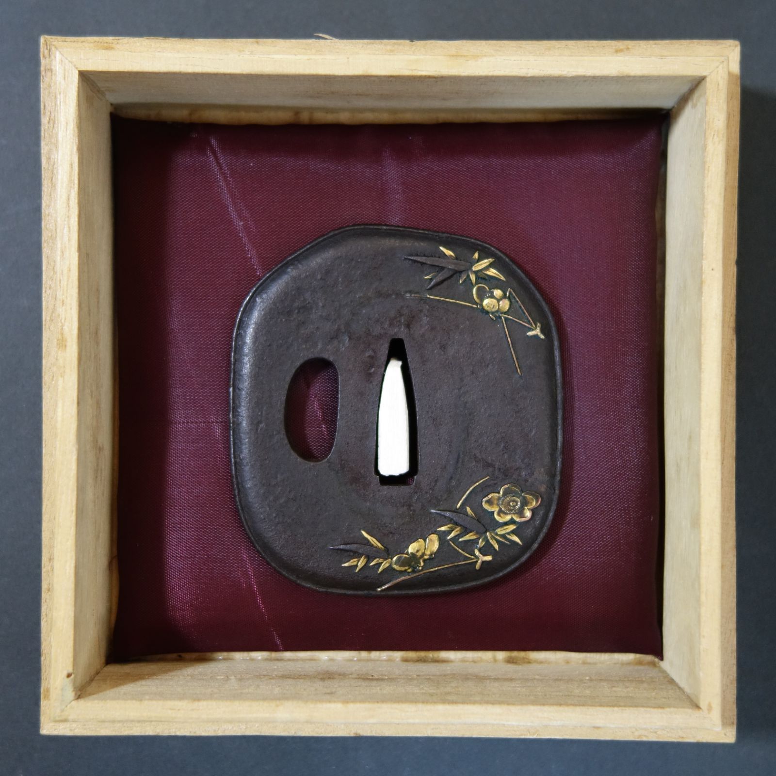 鍔 【 鉄地 松葉梅笹文象嵌鍔 】(鍔箱付き) 日本刀 刀装具