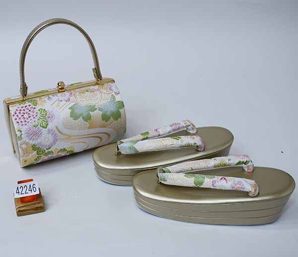 草履バッグセット 帯地 三段 フリーサイズ 適合足サイズ22.5cm～24.5cm 金色 NO42246
