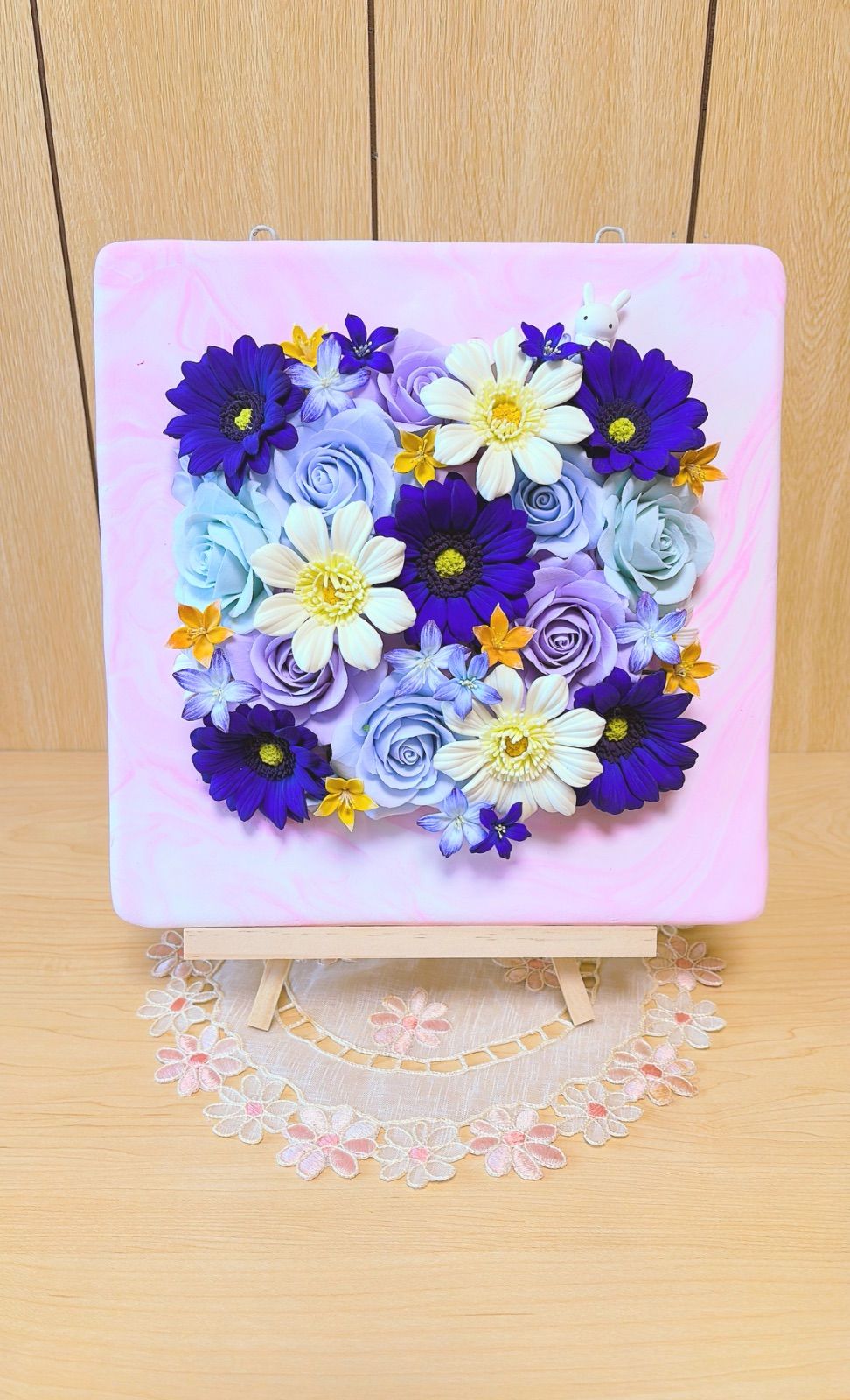 青いガーベラの壁掛けアレンジ