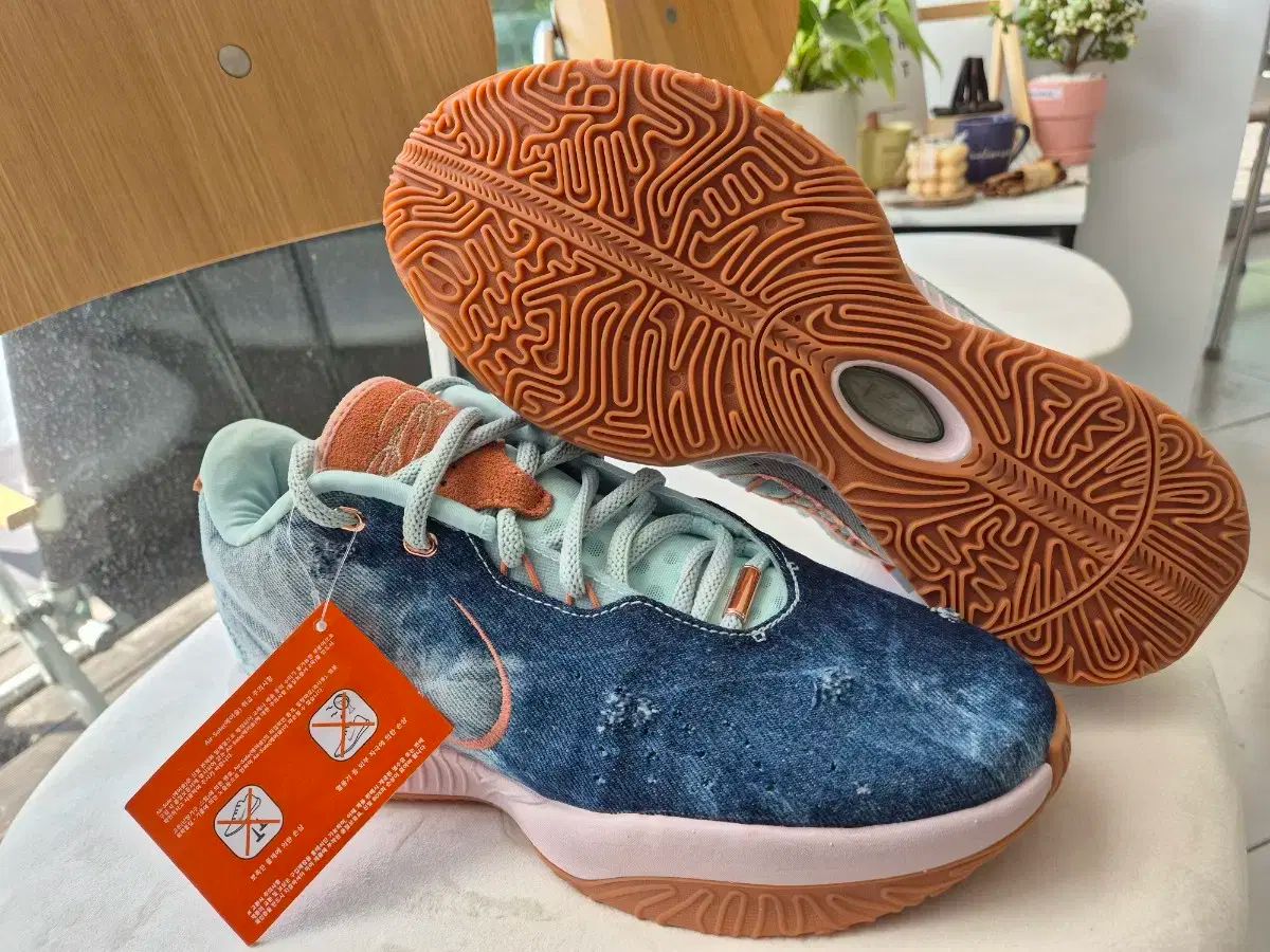 NIKE