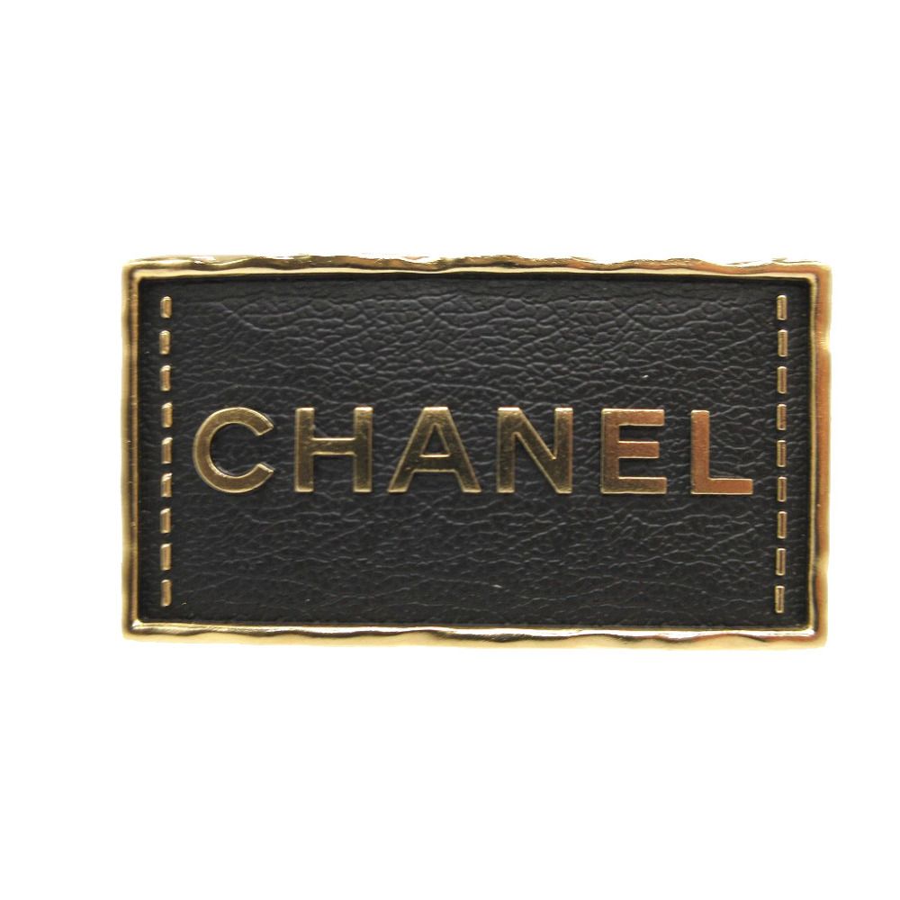 【CHANEL】シャネル ブローチ ロゴプレート ブラック/ゴールド メタル素材 新品同様 シャネル A23S ロゴ レザー メタル ブラック 黒