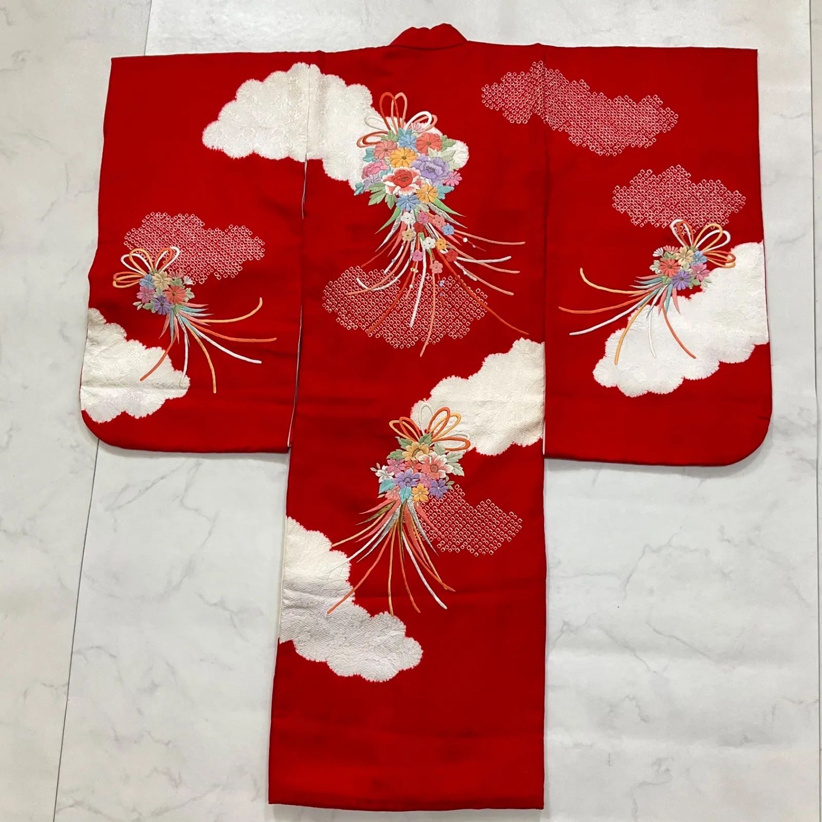 ◆kimono+one◆美品◆3歳くらい用◆上質な刺繍と手絞り◆紅色◆正絹◆子供着物◆着物と長襦袢のセット◆長襦袢刺繍半襟付◆紐2本付き◆七五三◆正絹◆絞り◆刺繍◆赤◆裄45肩丈98.5◆七五三お詣り女の子着物こどものひお正月卒業式十三詣◆G1