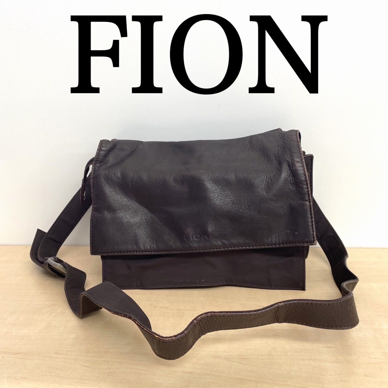 FION ブラックレザー ハンドバッグ