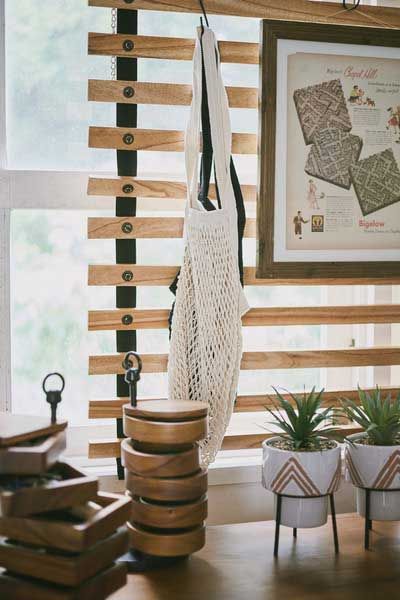 吊り下げ型の木製ロールパーテーション