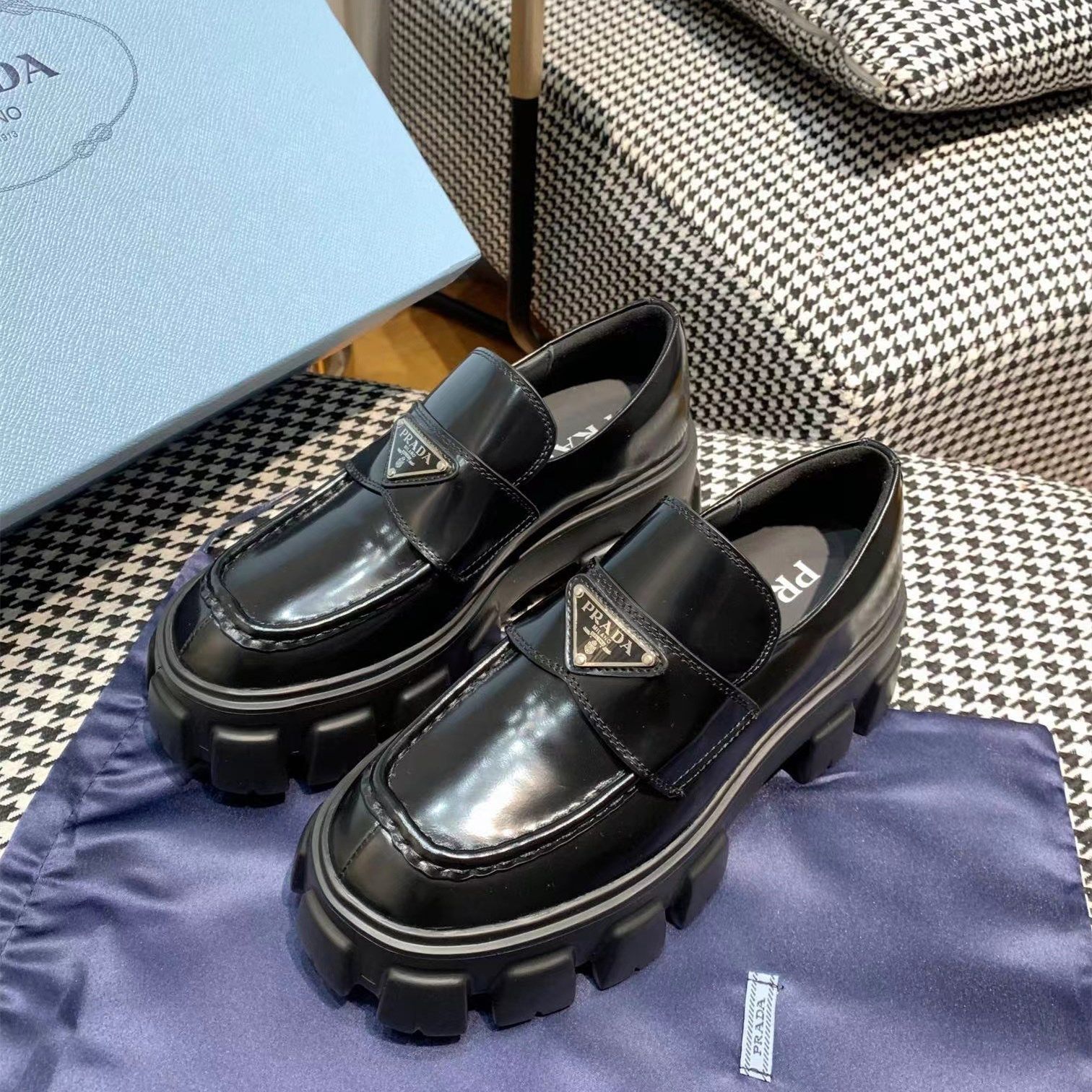 超美品PRADA厚底 ペニーローファーレディース 箱付 - メルカリ 