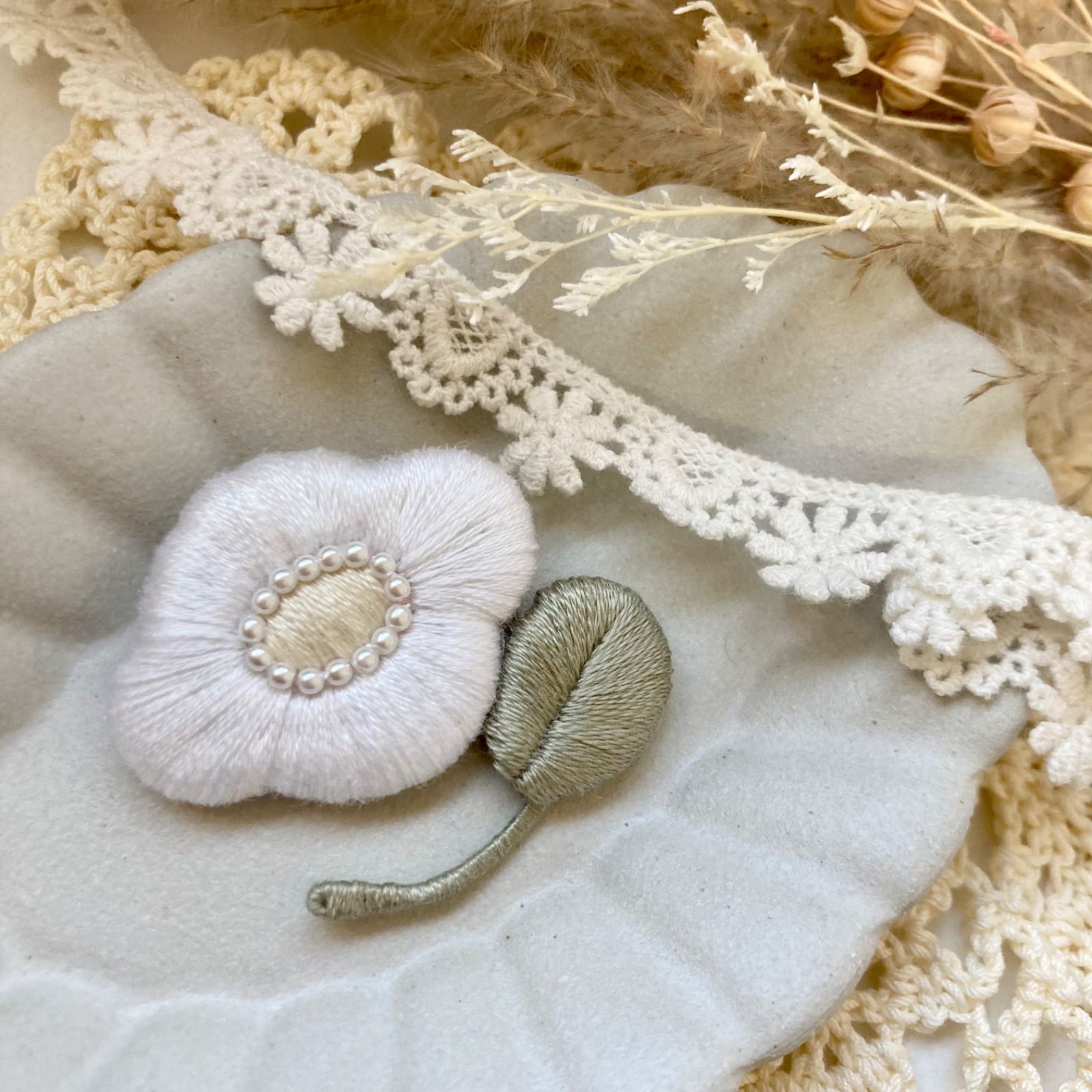 雲の花 立体刺繍ブローチ - petite…(プティットゥ) - メルカリ
