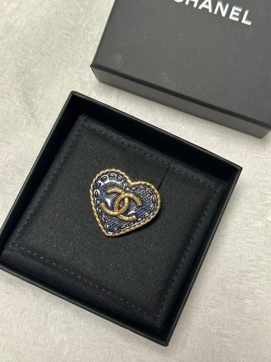 シャネル ブルー デニム ジーン CCロゴ ハート ブローチ