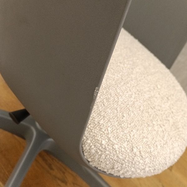 Floris ミーティングチェア