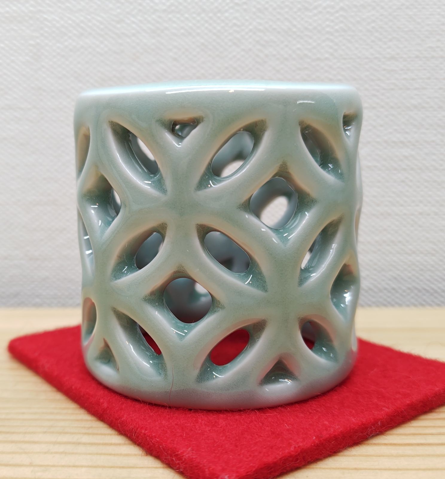 送料込【逢絢亭・新品】茶道具 蓋置 萬古焼 松透し 加賀瑞山 共箱入り 逢絢亭・新品】茶道具 蓋置 平戸焼 青磁 七宝透かし 横石嘉助 共