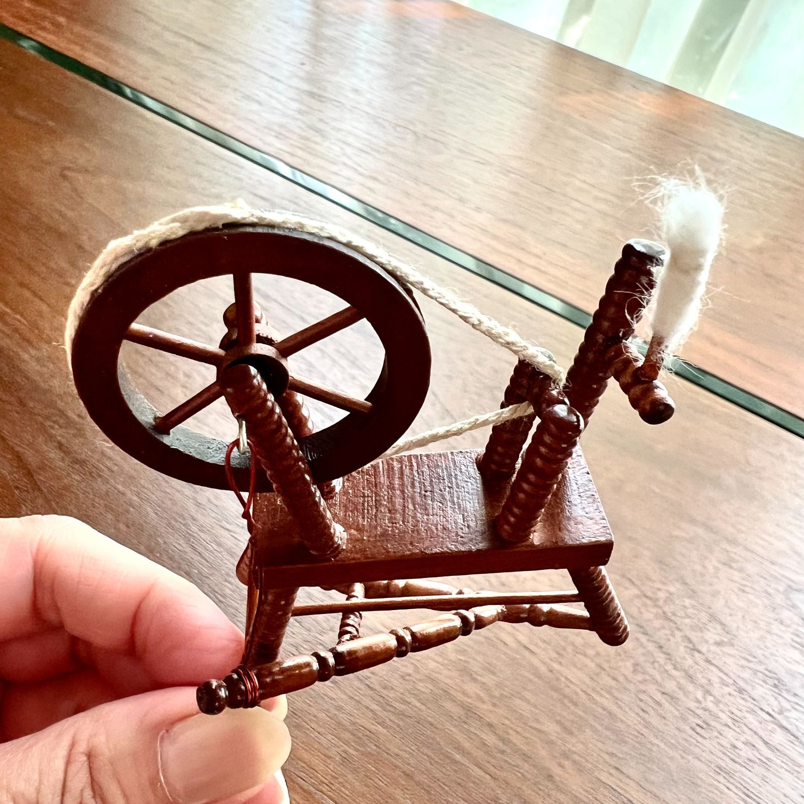 ミニチュア ドールハウス 糸車 木製 1/12スケール ダーク