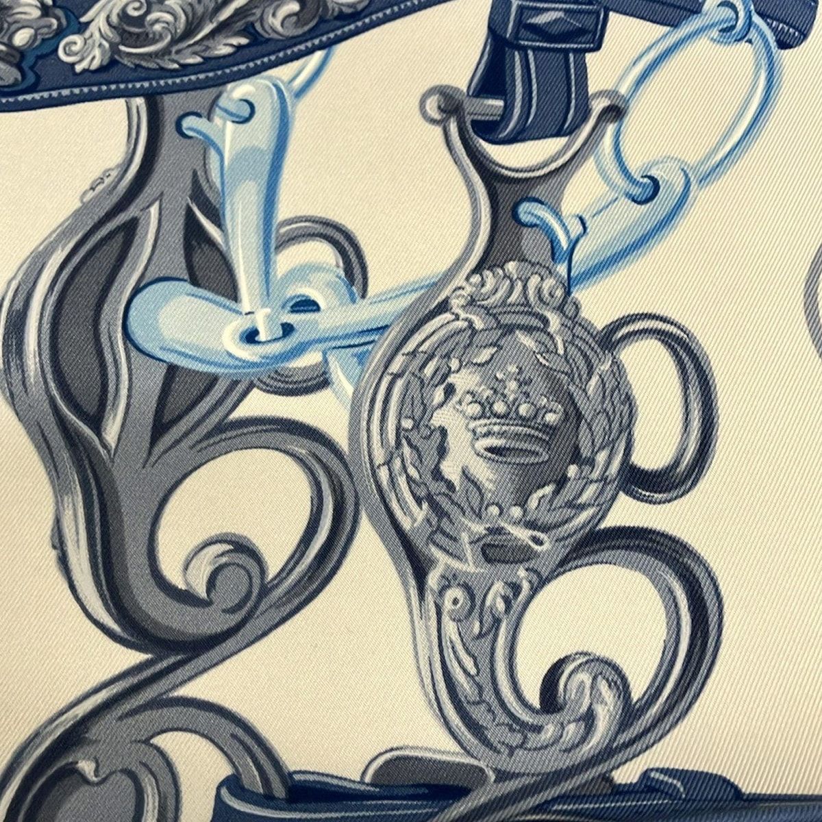 HERMES(エルメス) スカーフ新品同様 カレ90 アイボリー×ネイビー HERMES(エルメス) スカーフ新品同様 カレ90 アイボリー×ネイビー