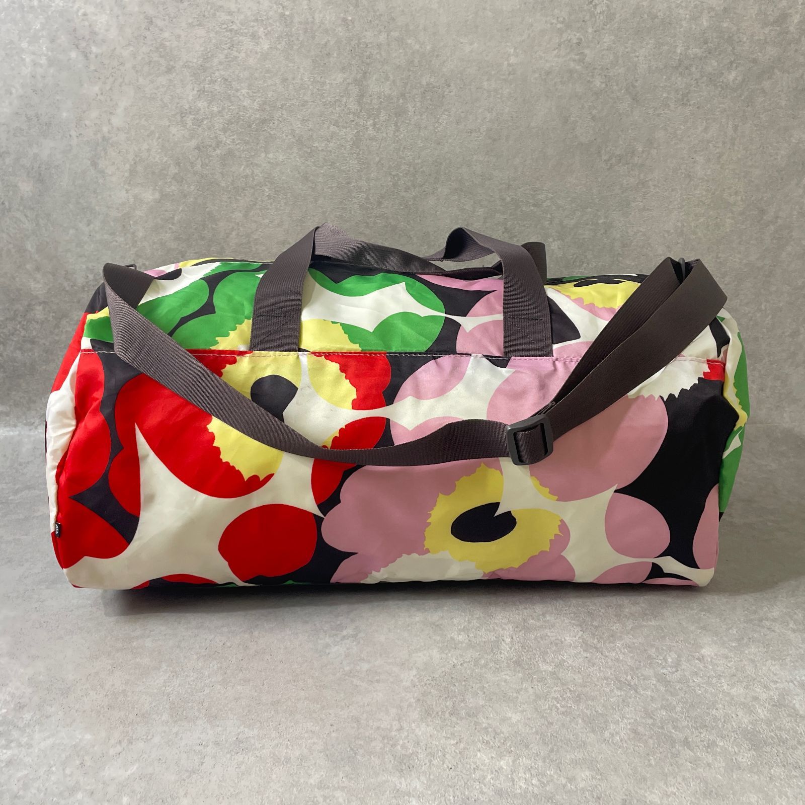 新品タグ付 adidas × マリメッコ ダッフルバッグ ボストンバッグ 花柄 marimekko × adidas 花柄 ダッフルバッグ ボストンバッグ