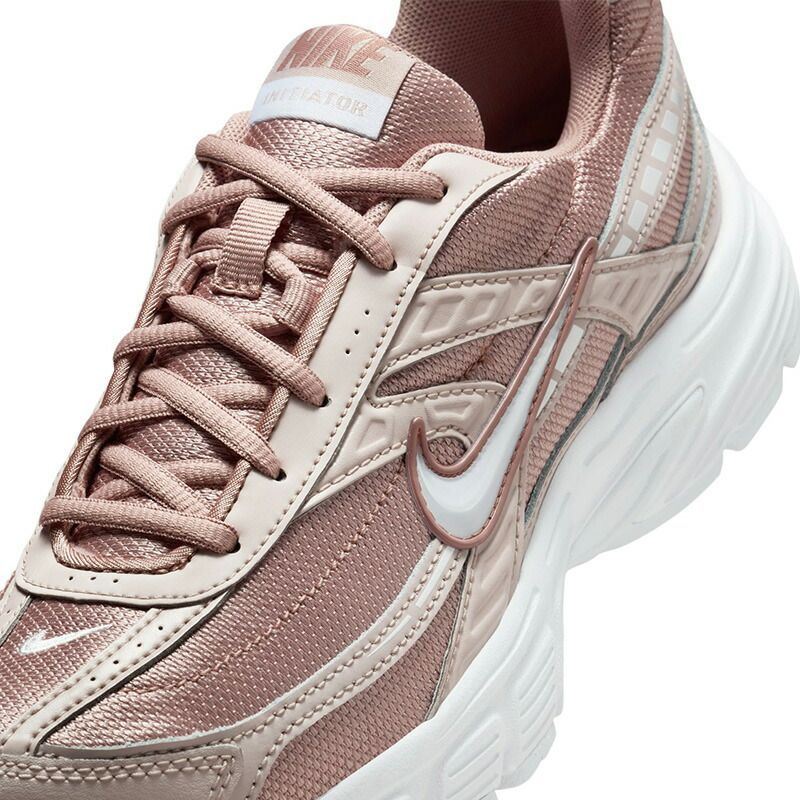 スポーツシューズ