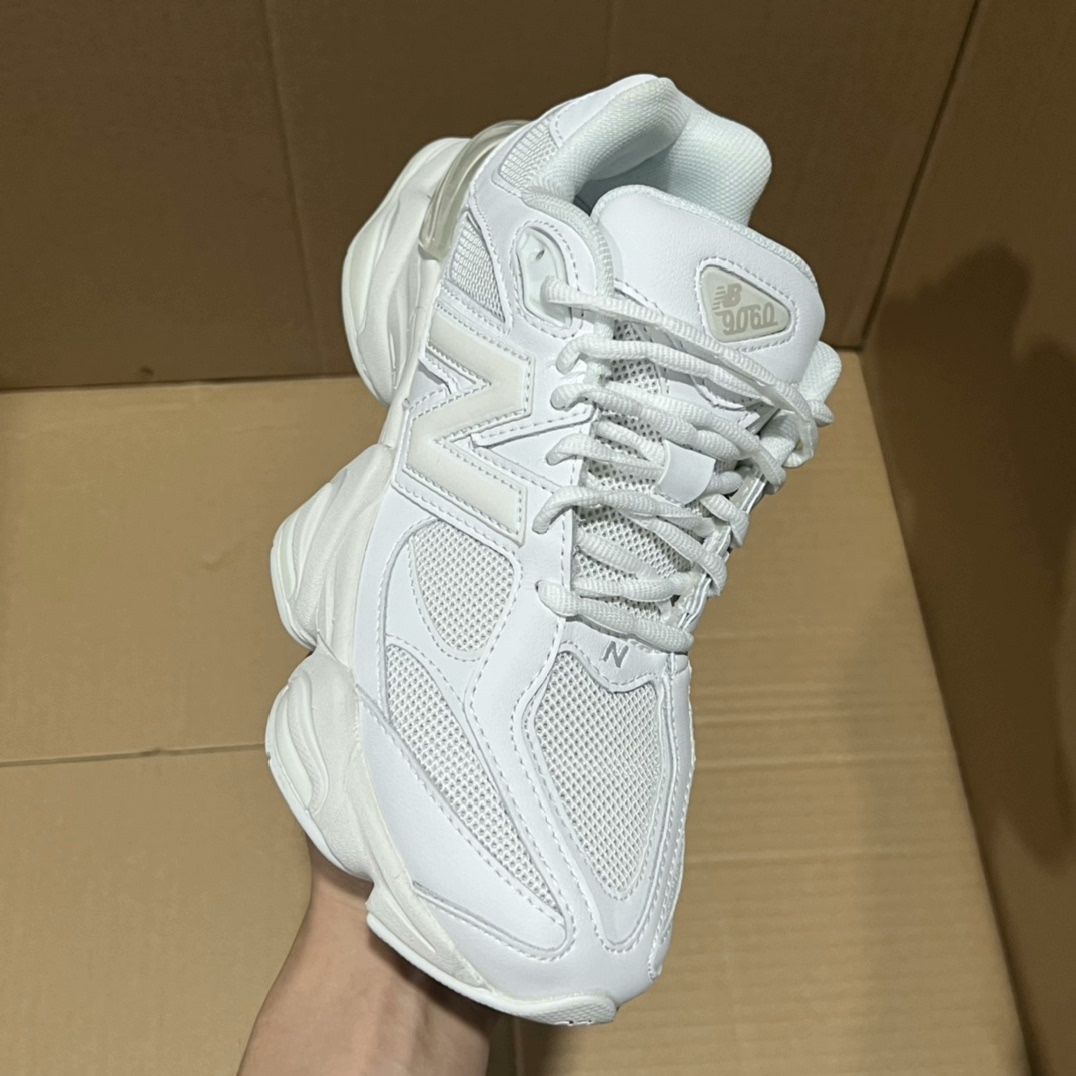 新品未使用　ニューバランス　9060 新品未使用 NEW BALANCE 9060 ホワイト ニューバランス 9060