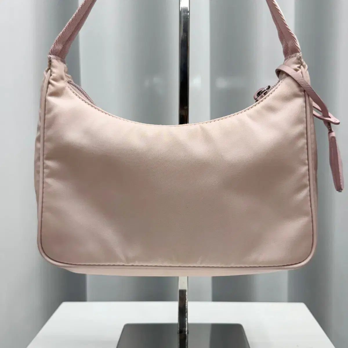 【直営店】PRADA Re-Edition 2000 ナイロンホーボーバッグ Black Re-nylon Prada Re-edition 2000 Mini-bag | PRADA