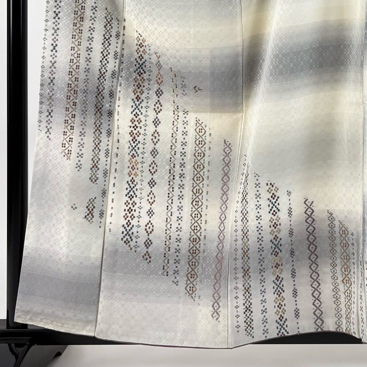 付下げ 身丈158cm 裄丈64.5cm M 袷 幾何学模様 段縞 刺繍 灰白 正絹 名品