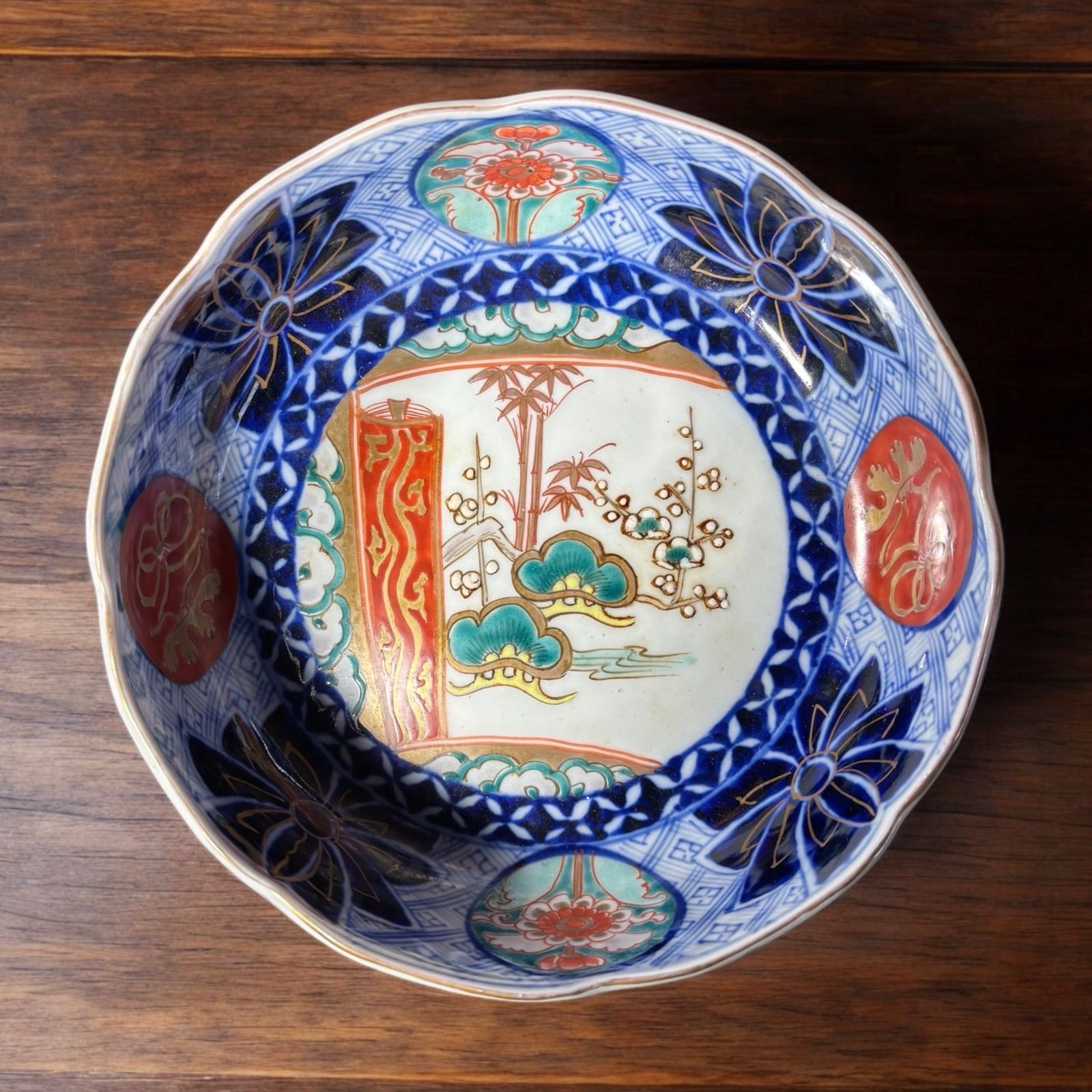 飾り皿　丸皿　魚草花染付　古伊万里　置物　インテリア　工芸品　美術品　A3077 飾り皿 丸皿 魚草花染付 古伊万里 置物 インテリア 工芸品 美術品