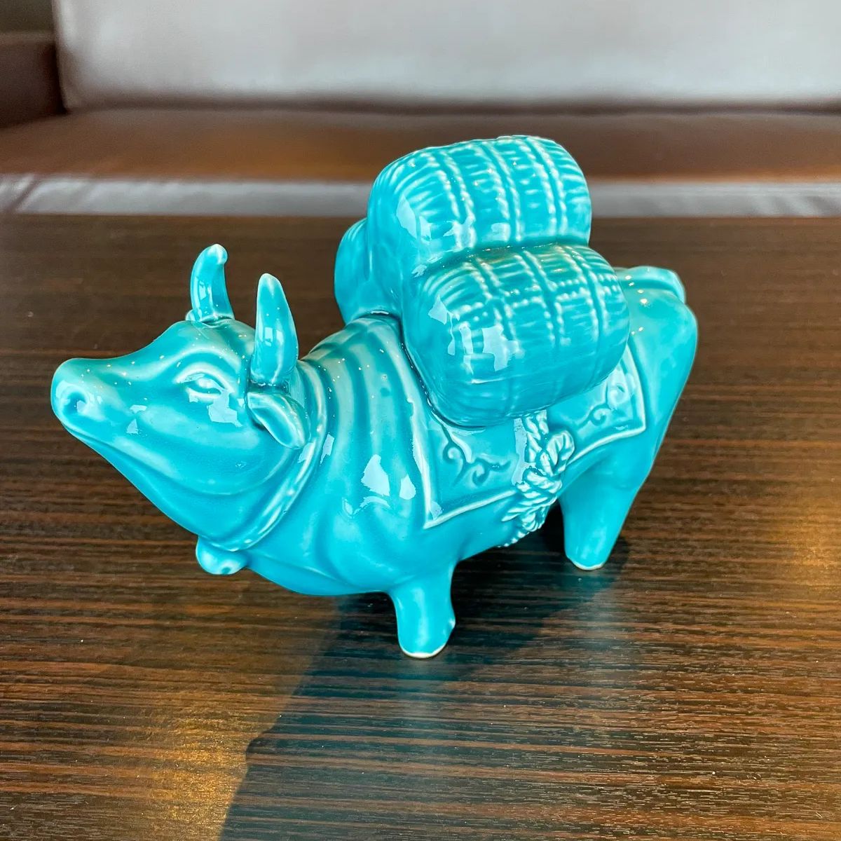 ターコイズブルー 陶器製 牛置物｜インテリア／アジアン雑貨 - メルカリ