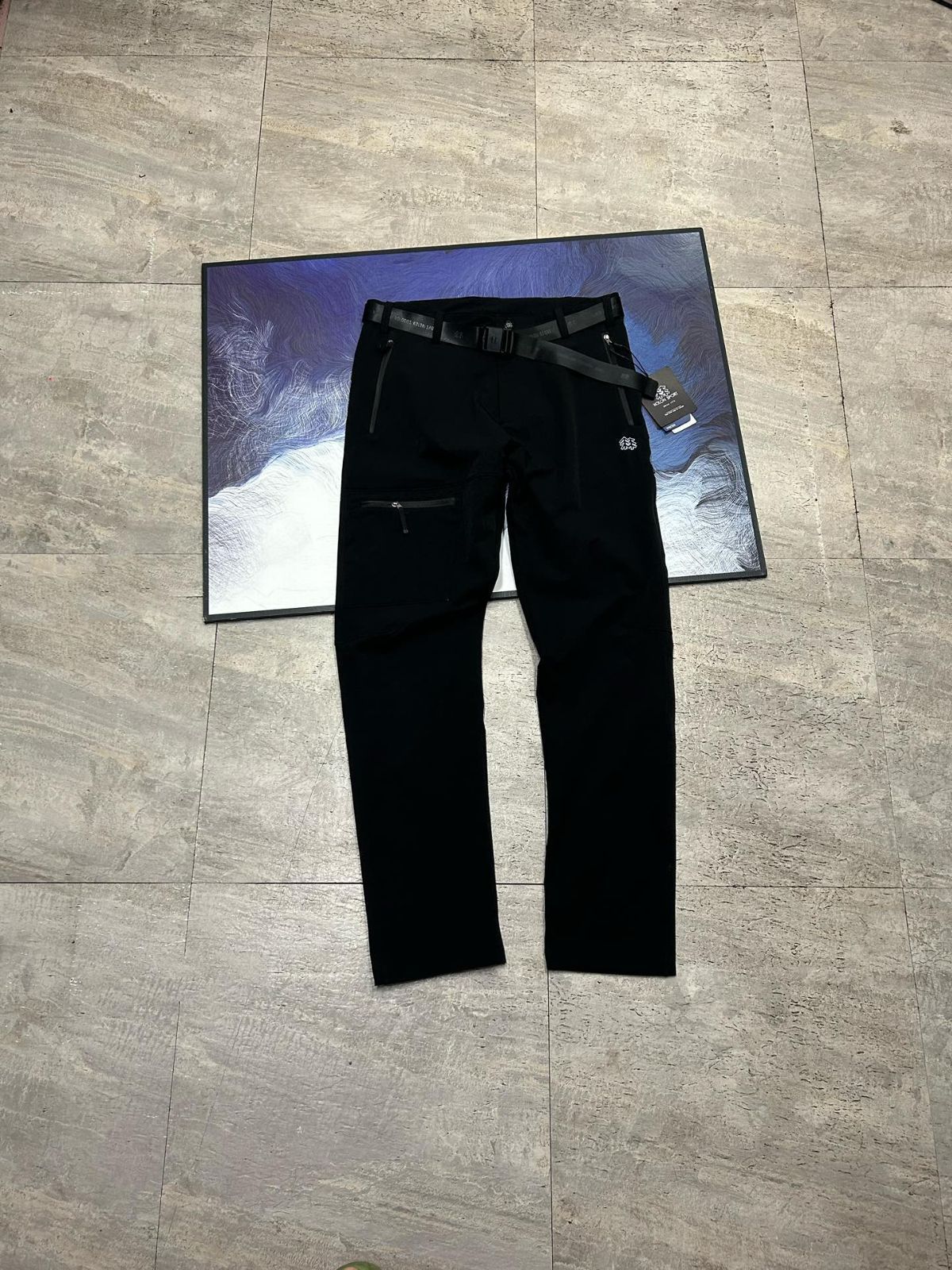 秋の長パンツ KOLON SPORT コロン メンズ用のソフトシェルパンツ アウトドア用の撥水性能のあるスポーツ長パンツ ストレッチのあるクラシックなパターンのパンツ ソフトシェルで速乾性のあるパンツ